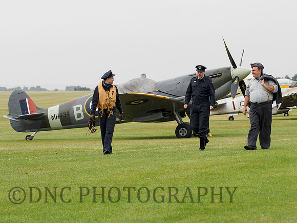 Spitfire Mk1a MH434 and reenactors