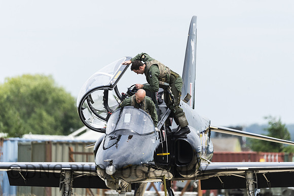 BAe Systems Hawk T1.A XX346 crew climbs out