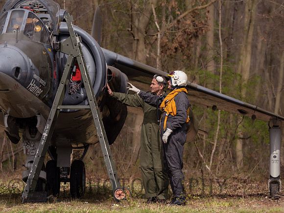 Hawker Siddley P.1127 VX279 Pilot inspects