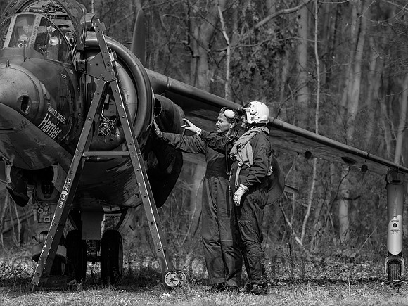 Hawker Siddley P.1127 VX279 Pilot inspects