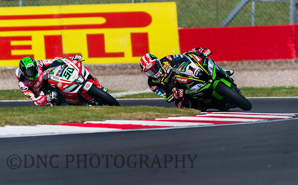 Jonathan Rea Kawasaki ZX-10RR leads Eugene Laverty Aprilia RSV4 RF