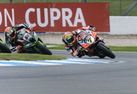 Chas Davies Aruba.it Ducati Panigale R leads Tom Sykes Kawasaki Racing Team Kawasaki ZX-10RR in race 1