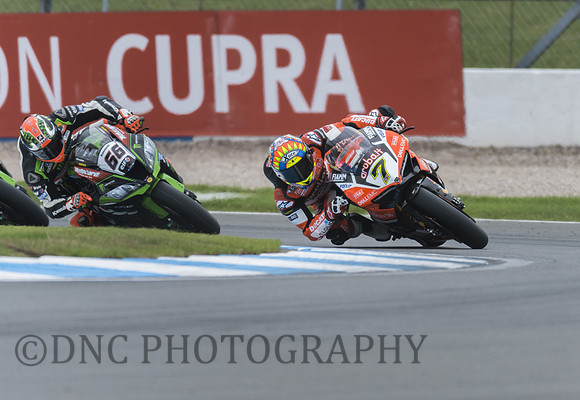 Chas Davies Aruba.it Ducati Panigale R leads Tom Sykes Kawasaki Racing Team Kawasaki ZX-10RR in race 1