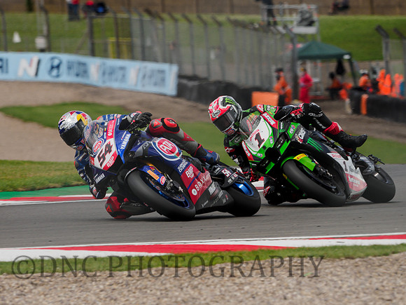 Toprak Razgatlioglu Yamaha YZ-F R1 leads Jonathan Rea Kawasaki ZX-10RR