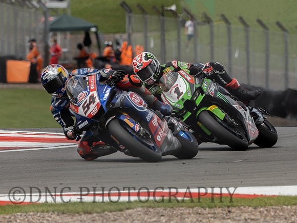 Toprak Razgatlioglu Yamaha YZ-F R1 leads Jonathan Rea Kawasaki ZX-10RR