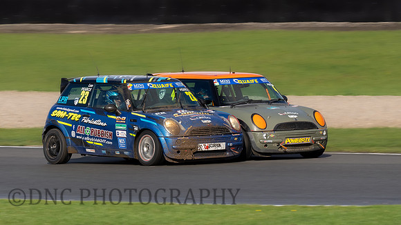 23 Lee Pearce battles with 4 Mike Paul Quaife Mini Challenge