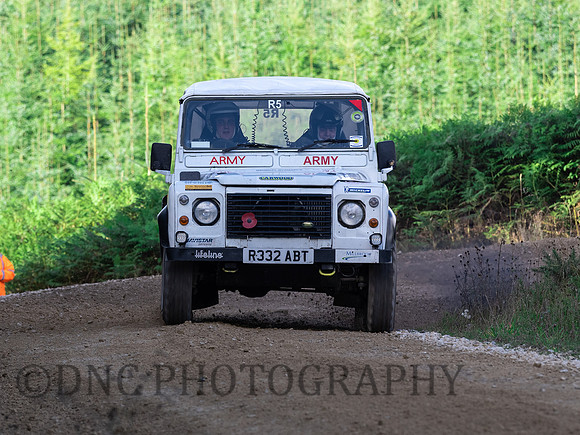 413 John-Paul Boom & Jack Bean Land Rover Defender Wolf XD