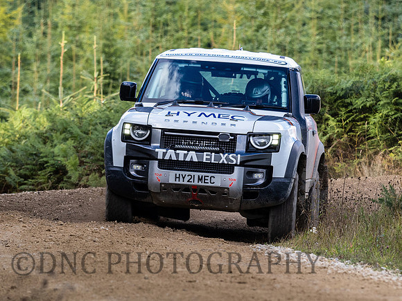 404 Frazer Williams & Mark Acher Land Rover Bowler Defender 90
