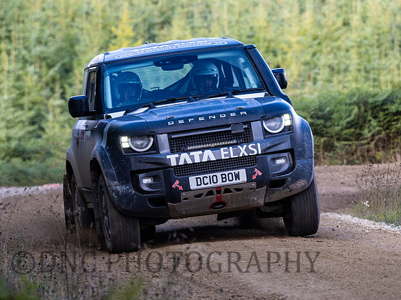 408 Lee Caroline & Syd Phillimore Land Rover Bowler Defender 90