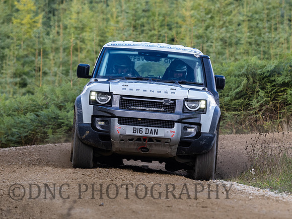 407 Daniel Beecroft & Phillip Gillespie Land Rover Bowler Defender 90