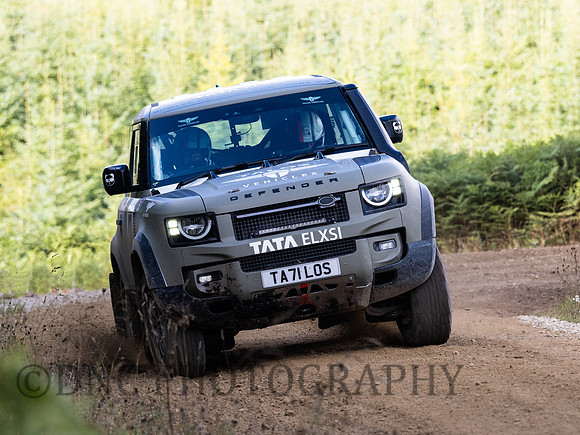 401 Jamie Thwaites & Chris Cuming Land Rover Bowler Defender 90
