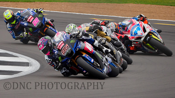 Tarran MacKenzie McAMS Yamaha YZ-F R1 leads the pack r2