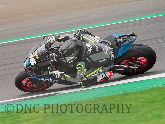 James East Apto Aprilia RSV4