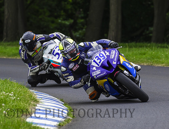 Wayne Humble Yamaha R6 leads Jay Bellors-Smith Triumph 675 Daytona