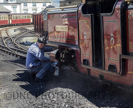Oiling up at Porthmadog