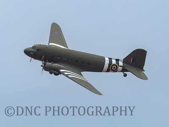 Douglas DC-3 Dakota KP220 .5