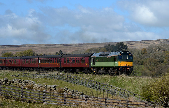 Class 25 D7628 approaches Moorgates 05.05.17