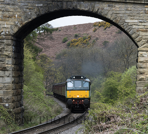 Class 25 D7628 approaches Darnholm 06.05.17