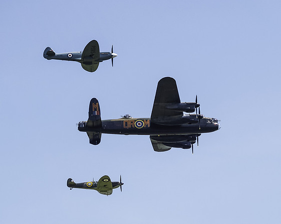 BBMF Spitfires MkIIA P7530, Mk PRXIX PS915 & Lancaster PA474 City of Lincoln