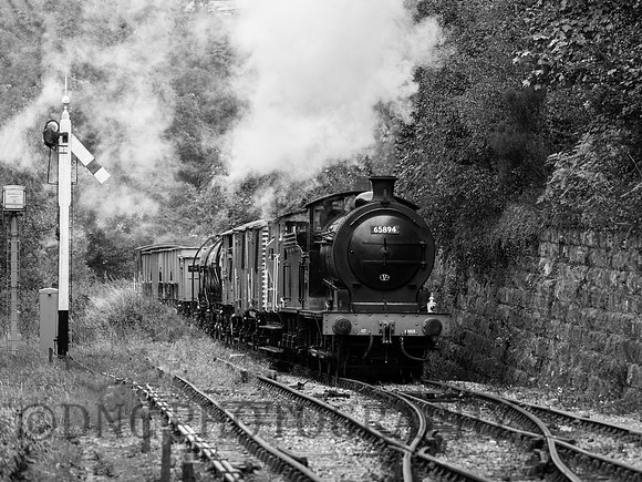 J27 65894 approaches Goathland with the freight mono