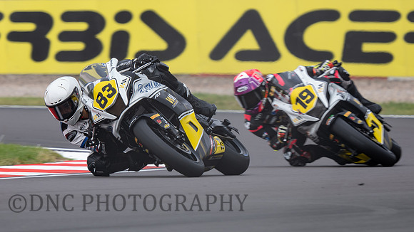 Astrid Madrigal ITALIKA Racing FIMLA Yamaha YZ-F R7 leads Adela Ourednickova DaftMotoracing by Smrz Yamaha YZ-F R7