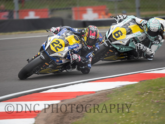 Ana Carrasco Evan Bros Racing Yamaha Team YZF-R7 leads Maria Herrera Klint Forward Factory Team YZ-F R7