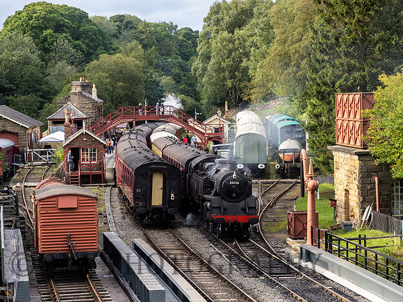 BR Std4MT 80136 awaits to depart
